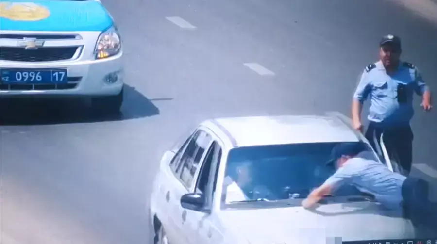 Полицейский бросился на капот авто, чтобы остановить агрессивного водителя