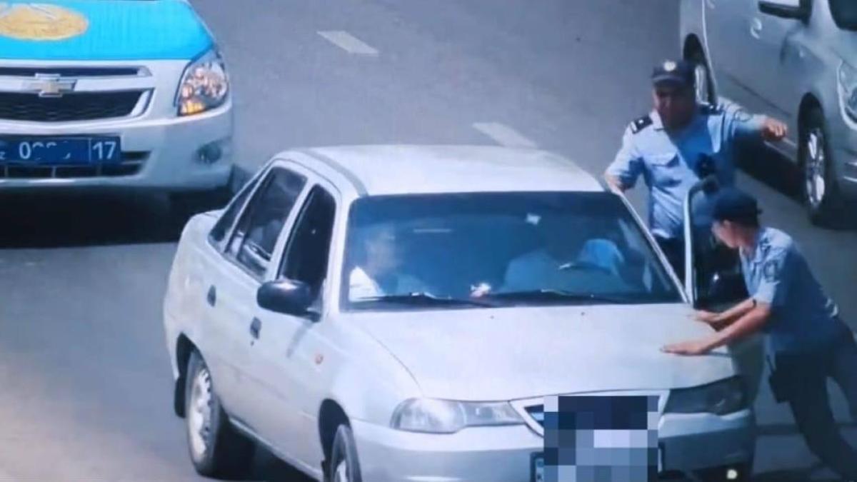 Полицейский в Шымкенте оказался на капоте движущегося автомобиля, подвергая себя опасности (видео)