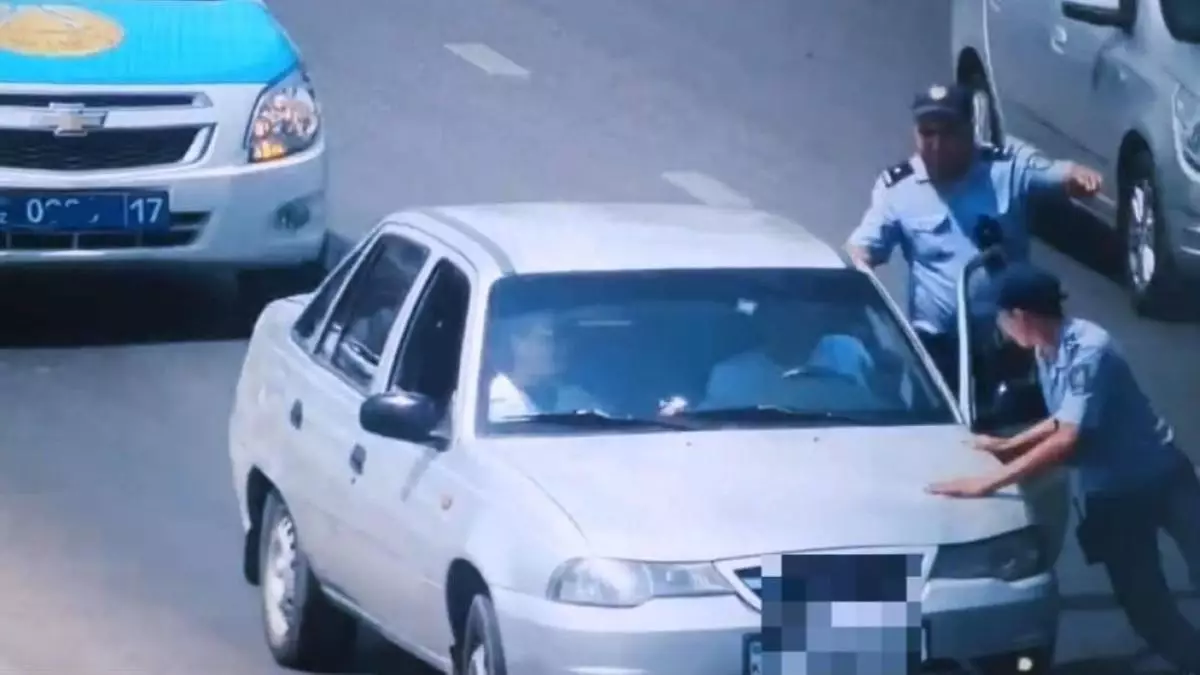 Полицейский в Шымкенте оказался на капоте движущегося автомобиля, подвергая себя опасности (видео)
