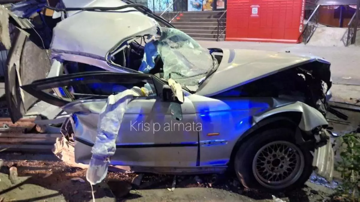 "BMW попал в смертельное ДТП в Алматинской области, столкнувшись с автобусной остановкой" (фото, видео)