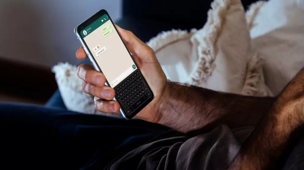 За два сообщения в WhatsApp казахстанец получил 2,5 года
