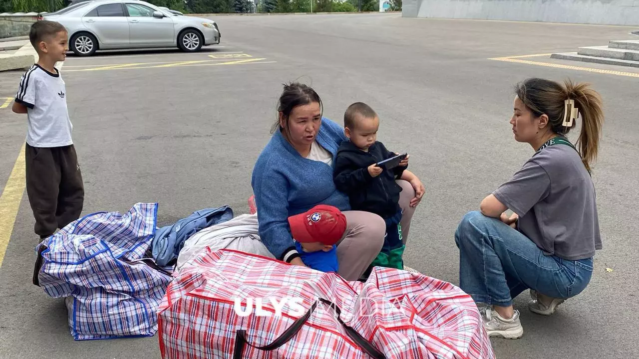 4 баламмен далада қалдым: Қаңтаршының жесірі әкімдік алдында түнемек