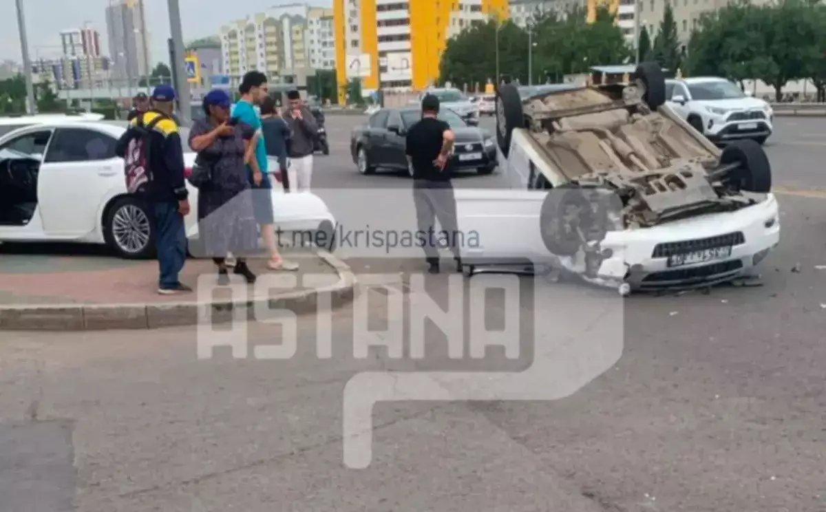 Астананың қақ ортасында екі көлік соқтығысып, біреуі аударылып қалды