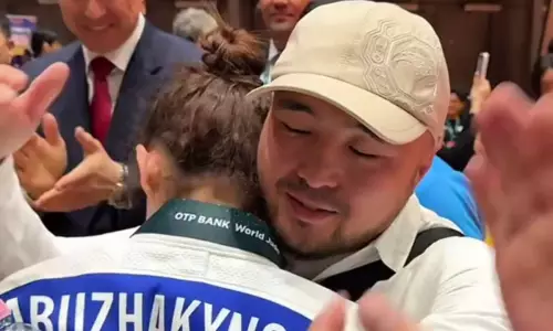 Елдос Сметов әлем чемпионатында күміс алған Әбибаны құшақ жая қарсы алды (ВИДЕО)