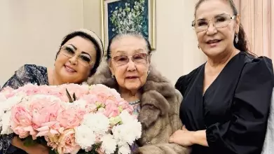 "Қазақтың ұлы әншісі Бибігүл Төлегеноваға ”Еңбек Ері “ деген атақты қимай отыр" - Мақпал Жүнісова