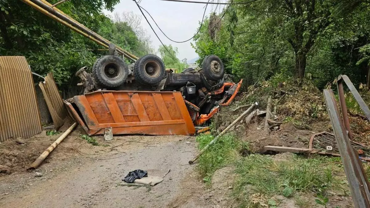 "Водитель погиб при переворачивании грузовика "КамАЗ" в Алматы" - фото.