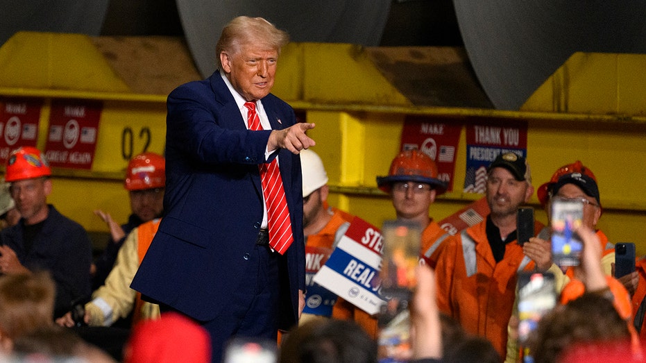 Трамп одобряет сделку с U.S. Steel, обещая инвестиции в $11 млрд и создание 100 000 рабочих мест в Америке.