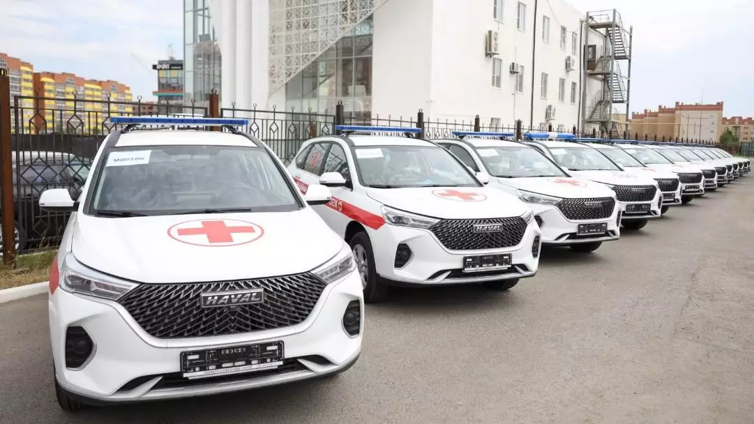 В Актобе медицинским организациям вручили автомобили и ключи от квартир – врачам