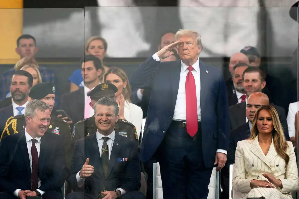 Трамп в свой день рождения провел парад в Вашингтоне