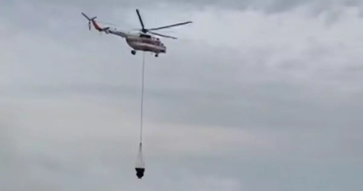 Вертолет задействовали в тушении камыша в Атырауской области (ВИДЕО)