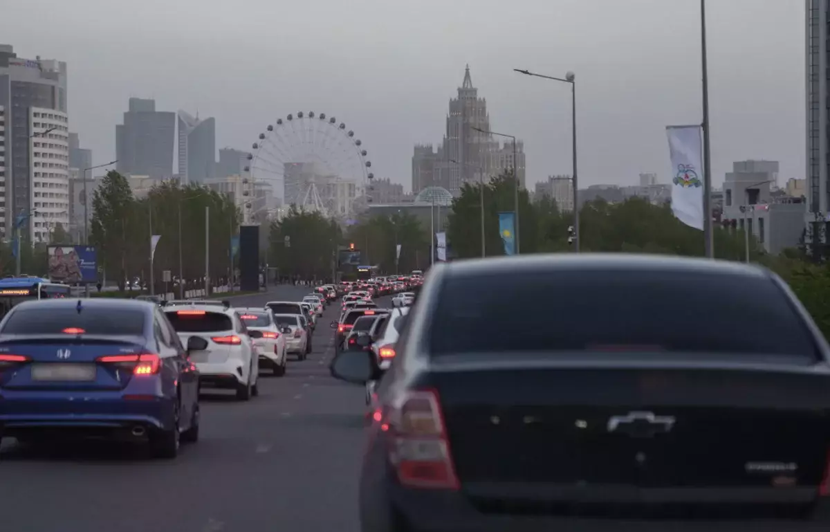 «Высунул руку — плати 39 тысяч»: казахстанцы в шоке от нового штрафа для водителей