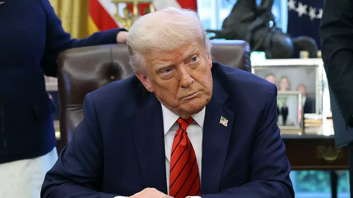 Трамп обещает ответить "полной силой и мощью" военных сил США, если Иран атакует Америку.