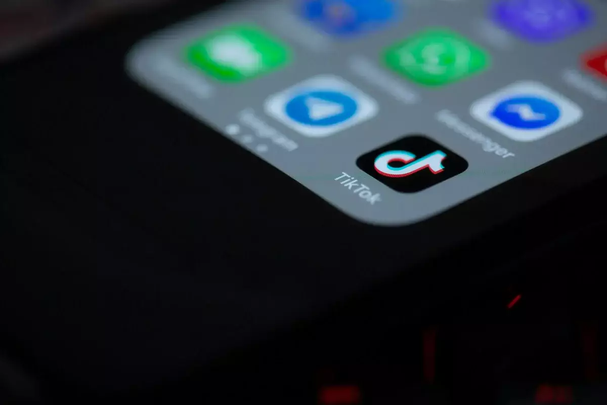 Появился тренд в TikTok, который может подвергнуть детей опасности