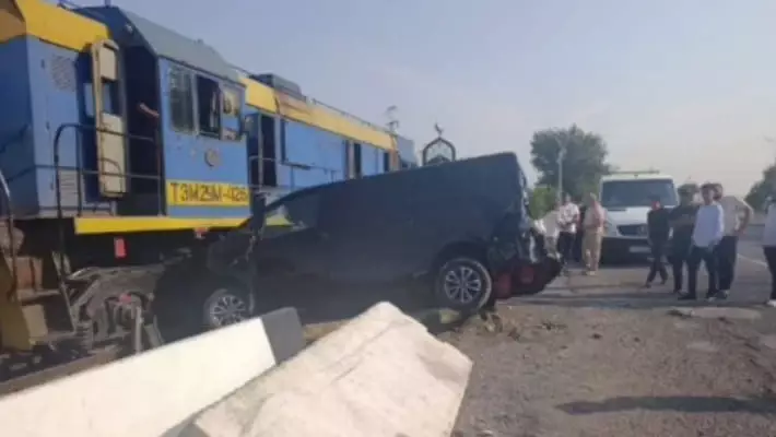 В Бекабаде поезд столкнулся с микроавтобусом