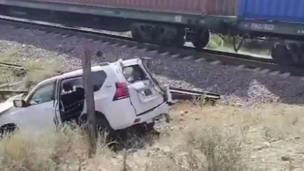 В результате столкновения Land Cruiser с грузовым поездом в Алматинской области пострадал один человек.