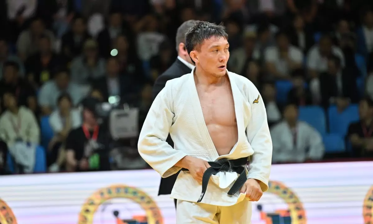 Досрочно завершилась битва казахстанца с олимпийским чемпионом на ЧМ-2025 по дзюдо