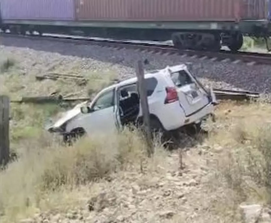 Land Cruiser столкнулся с поездом в Алматинской области