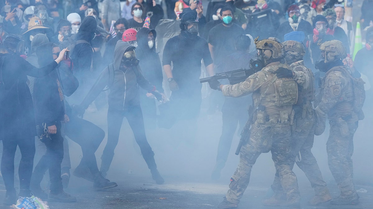 Множественные аресты возле здания ICE в Портленде после объявления полицией бунта.
