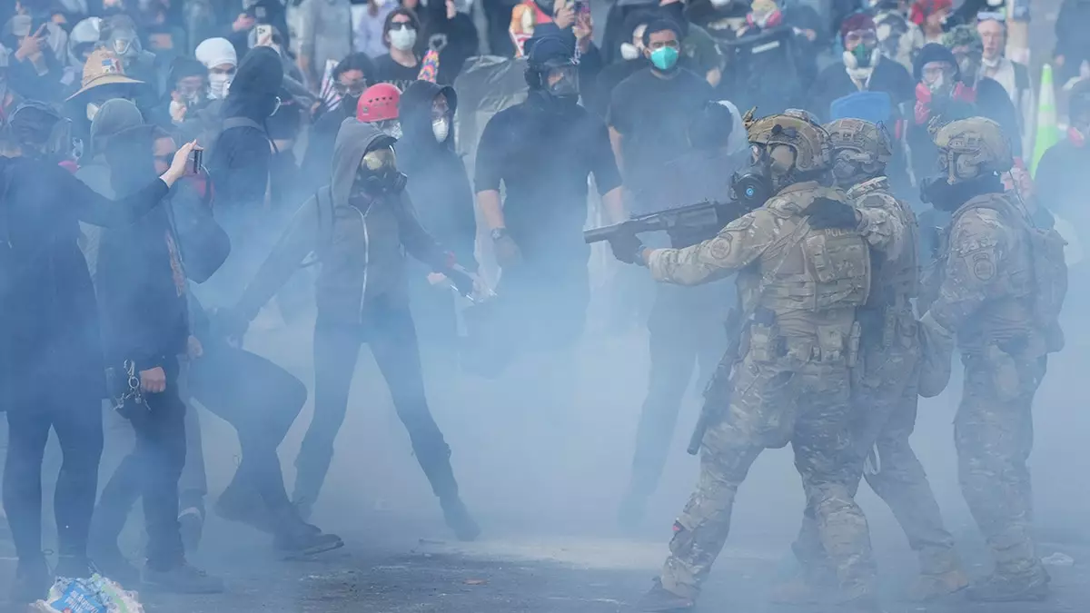 Множественные аресты возле здания ICE в Портленде после объявления полицией бунта.