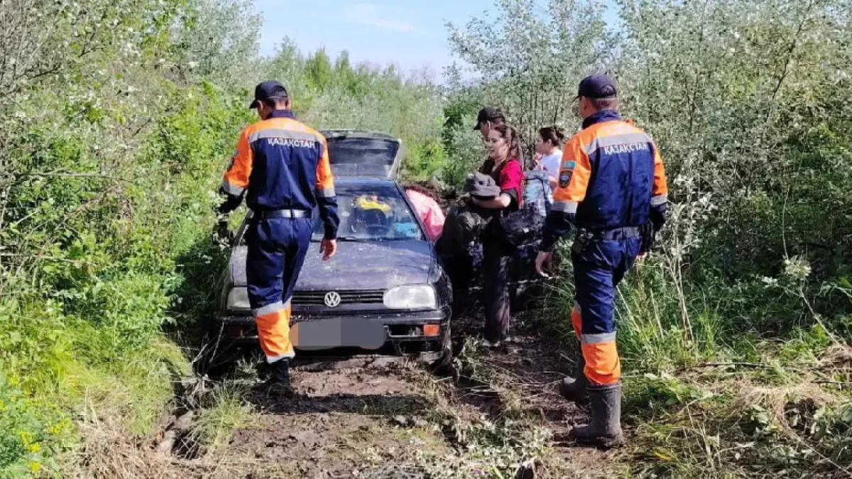 Спасатели вытащили людей из застрявшего в грязи авто близ Уральска