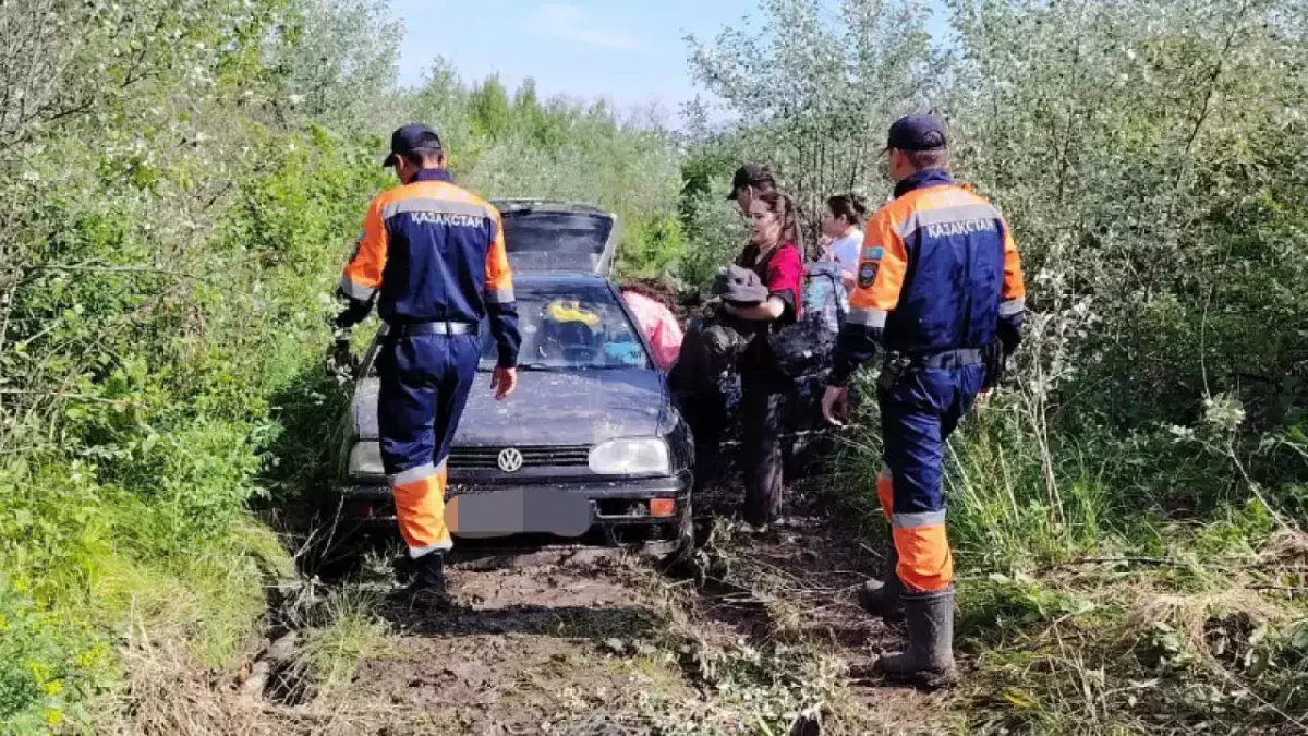 Спасатели вытащили людей из застрявшего в грязи авто близ Уральска