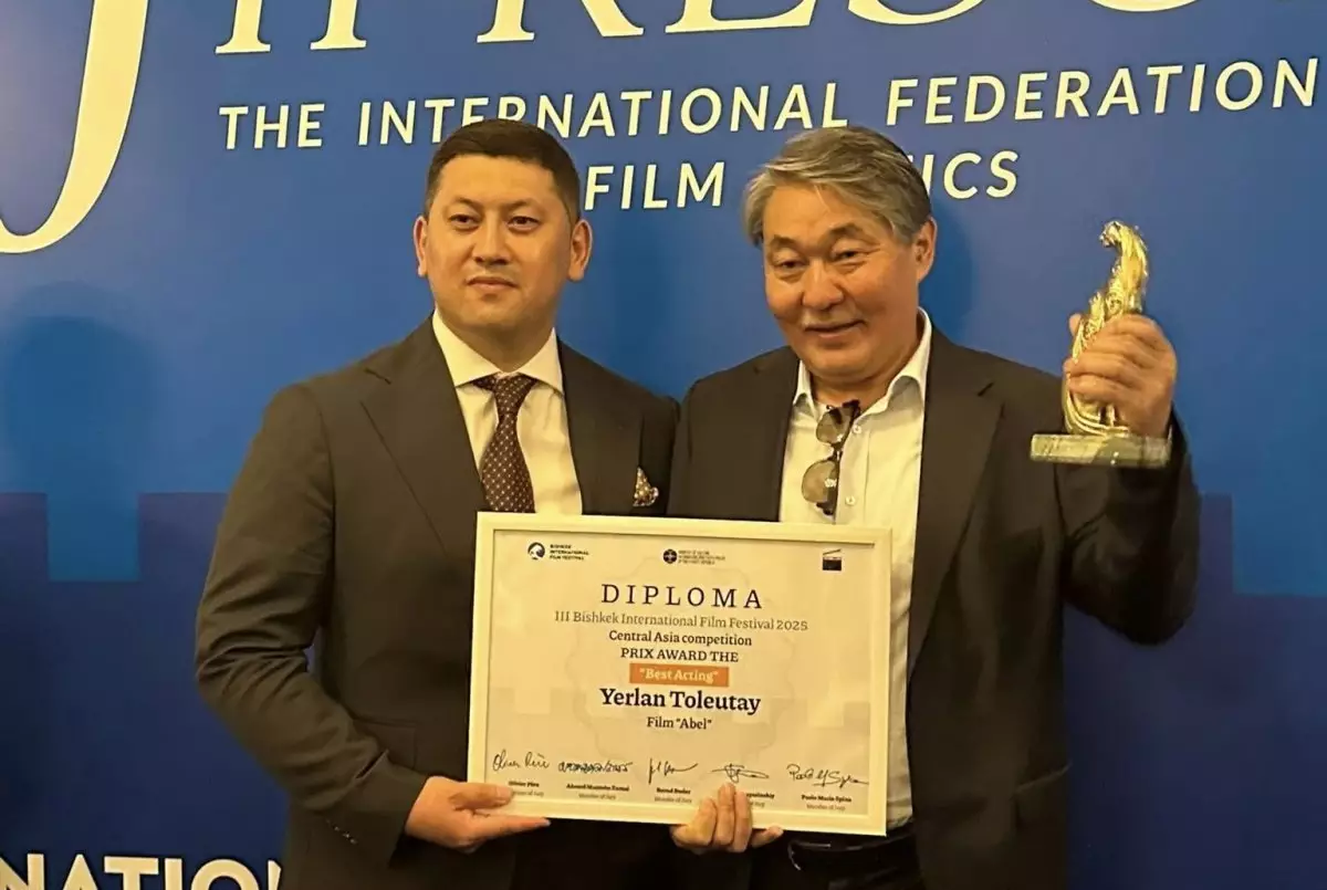 Дәстүрлі әнші Ерлан Төлеутай Қырғызстандағы халықаралық фестивальда үздік актер атанды