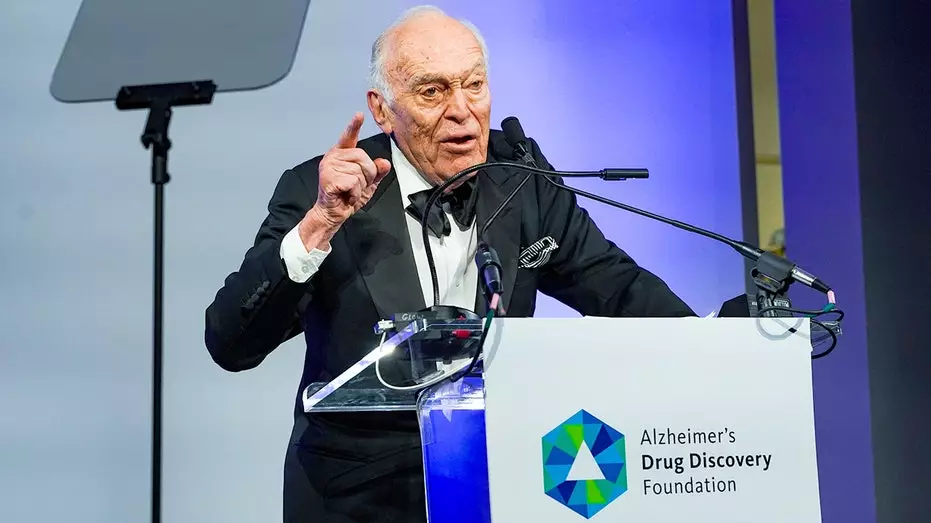 Умер бывший генеральный директор Estée Lauder Леонард Лаудер в возрасте 92 лет: "Его влияние было огромным".