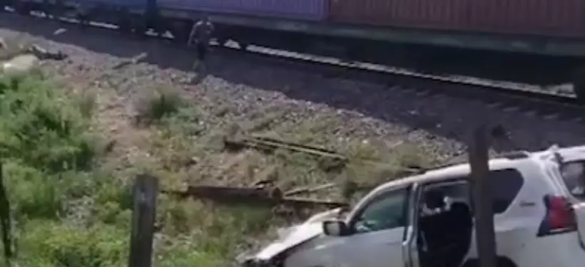 Автомобиль столкнулся с грузовым поездом на ж/д переезде в Алматинской области