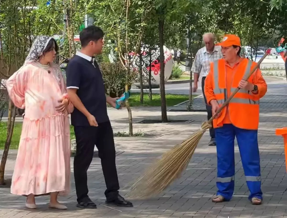 В Алматы блогеры унизили уборщиц ради ролика