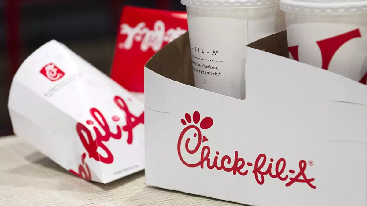 Клиенты Chick-fil-A замечают, что напитки подают в бумажных стаканах, что вызывает дебаты о стирофаме.