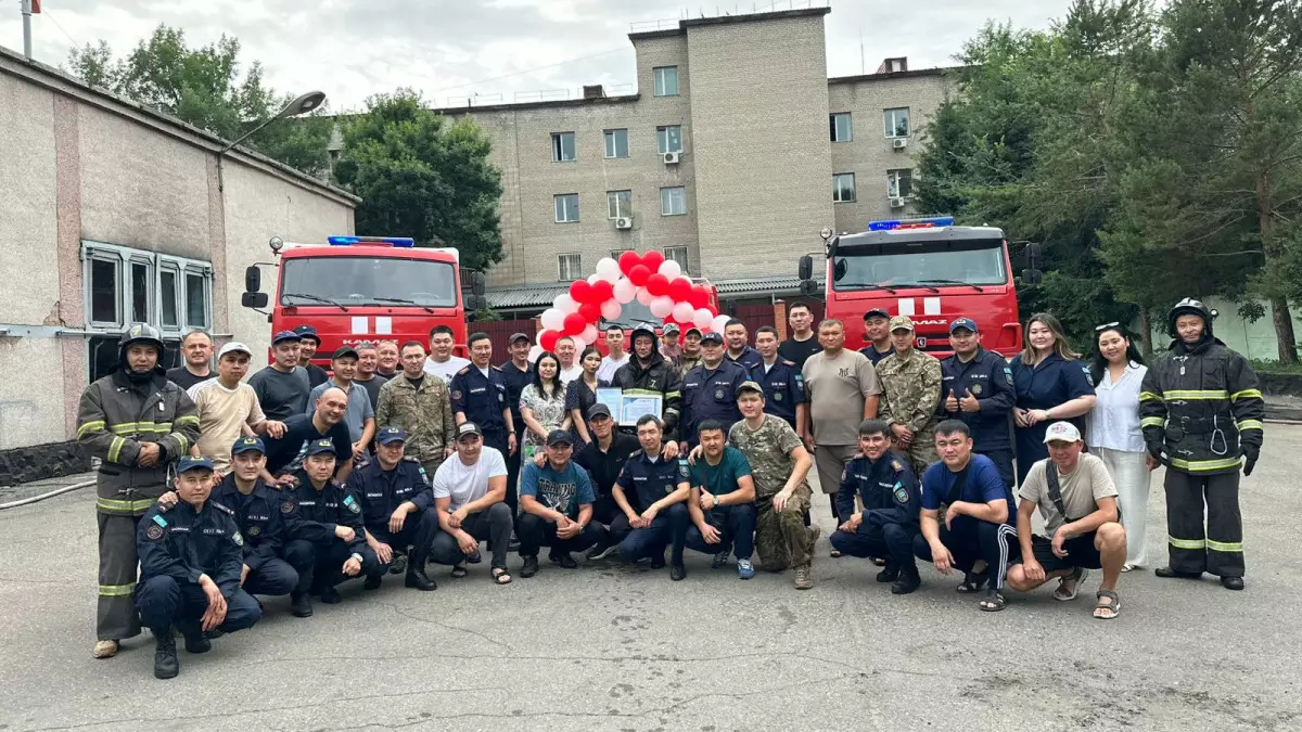 Коллеги устроили пожарному проводы на пенсию и выдержали традиции
