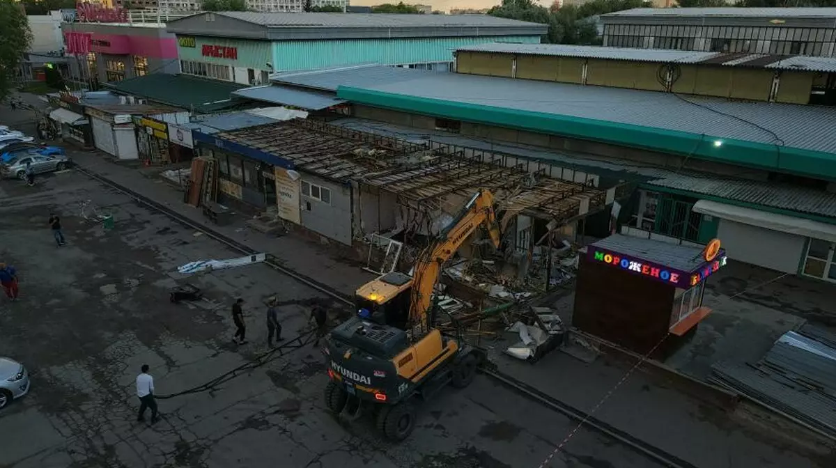 Рынок под снос — в Алматы экскаваторами убирают торговые ряды