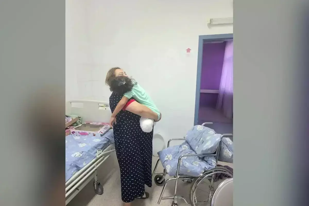 Потерявшую ноги в ДТП с автобусом девочку выписывают из больницы