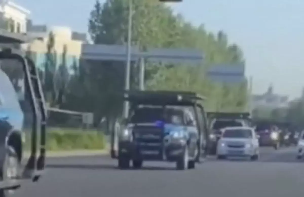 Chevrolet Cobalt оказался в центре кортежа в Астане