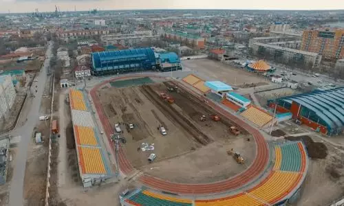 Газон в пути, крыша протекает, а душа нет. О бесконечной реконструкции стадионов в казахстанском футболе