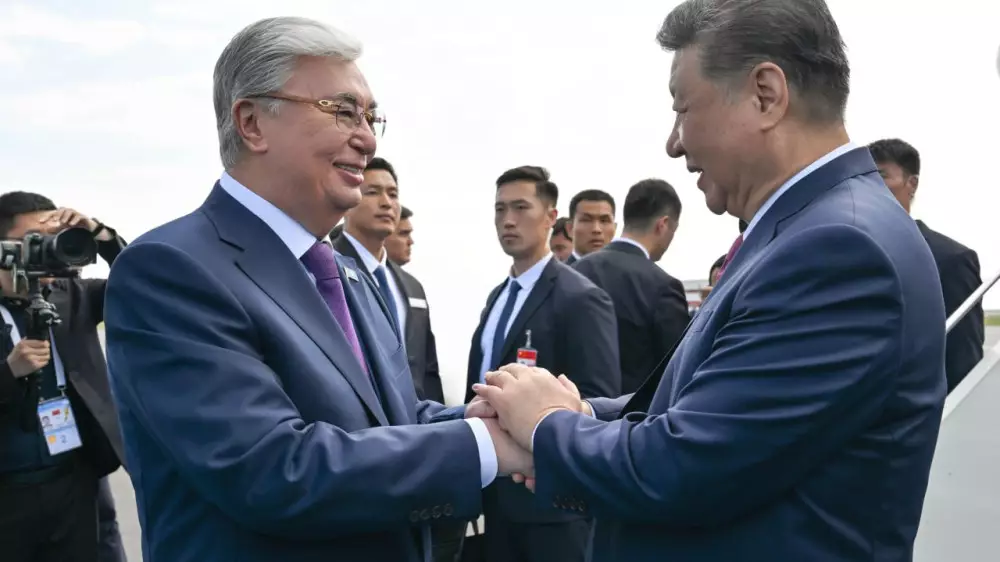 Теплое прощание: Токаев проводил Си Цзиньпина в аэропорту