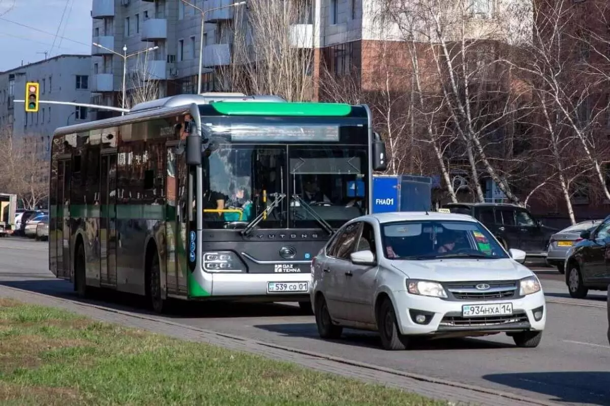 "Уят": мужчина осудил астанчанку с татуировками в автобусе