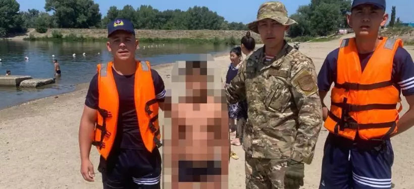 Ногу свело судорогой: ребенка спасли во время купания в Семее