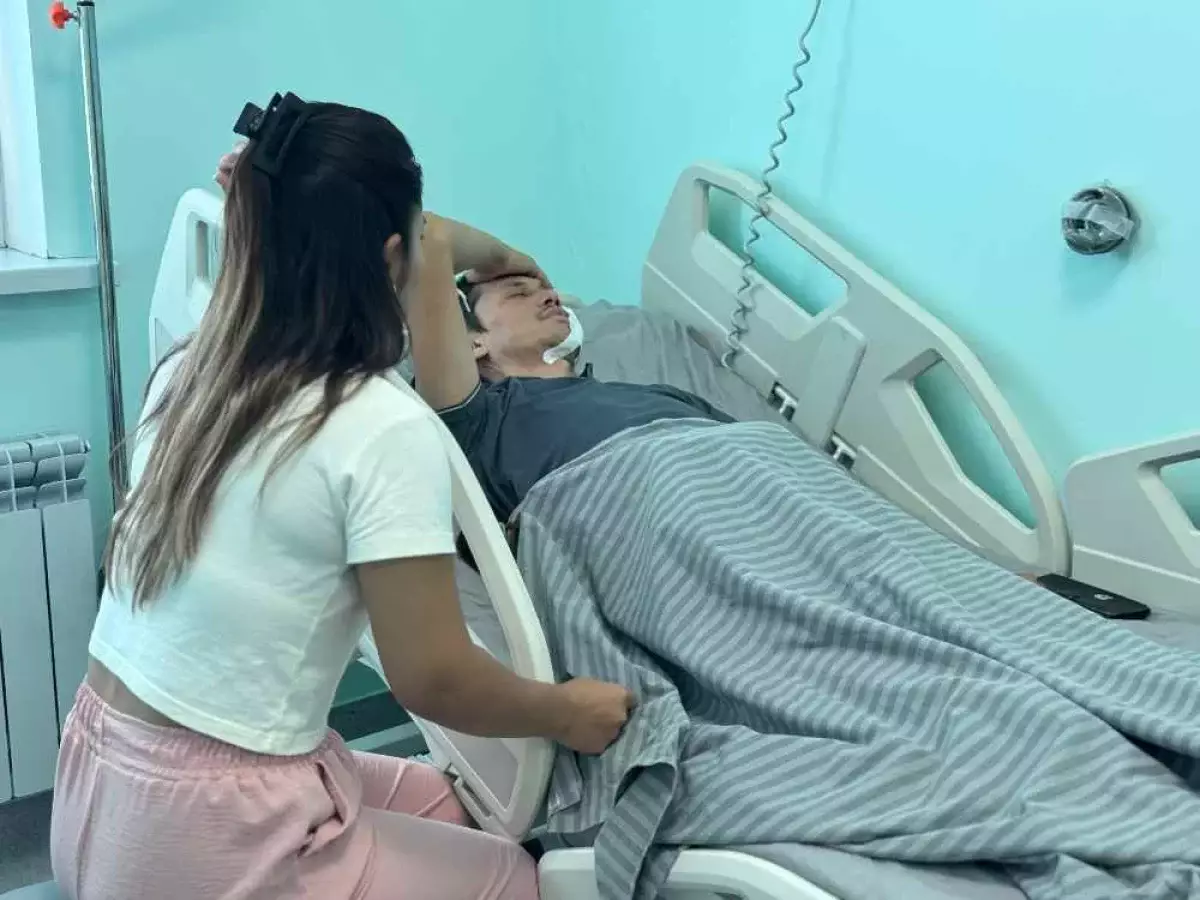 Шымкентте жасөспірімдер автобус жүргізушісінің басын балғамен жарып, кастетпен бетін жыртып кеткен