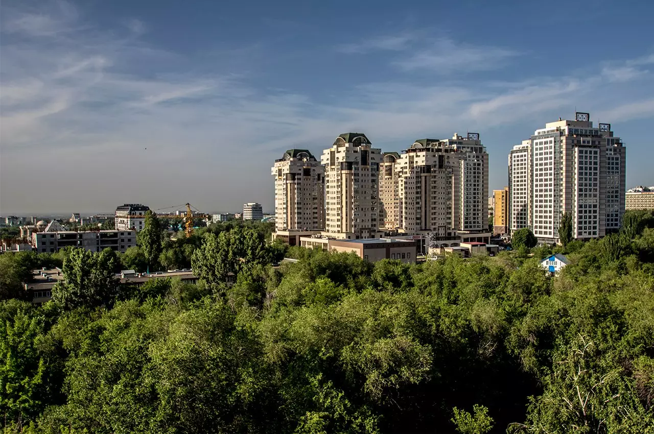 Пожар в Атырау, который уже пятый день приводит к задымлению и дыхательным проблемам у местных жителей, продолжает усиливаться.