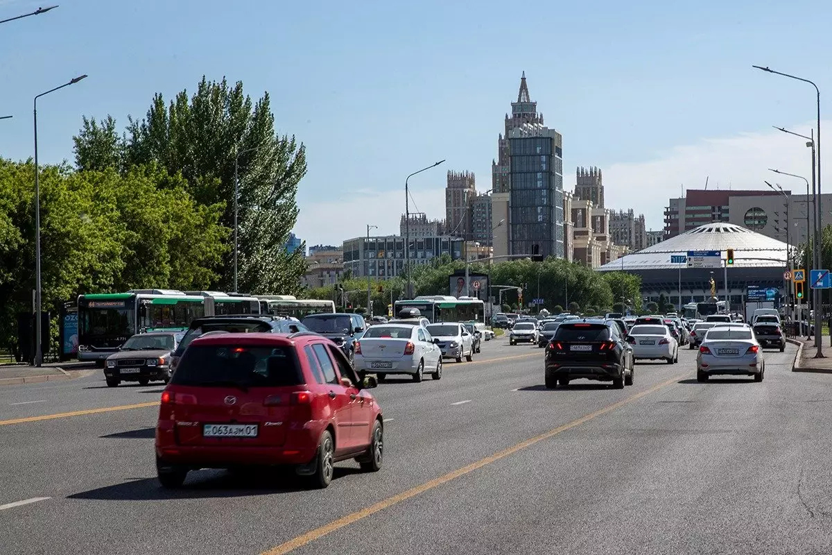 Первый штраф? Астанчанина наказали за высунутую ногу из окна авто