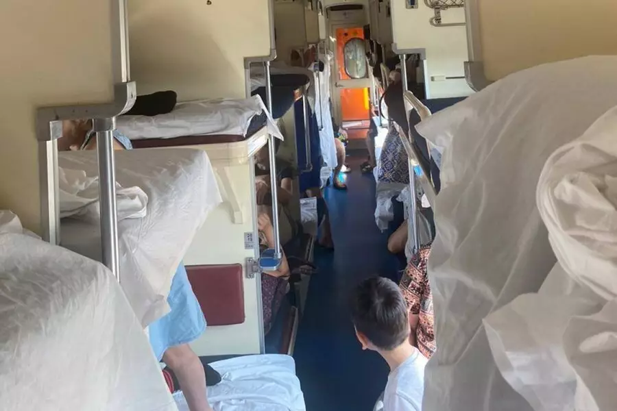 Шесть часов провели в душном вагоне без воды сотни туристов по пути на Алаколь