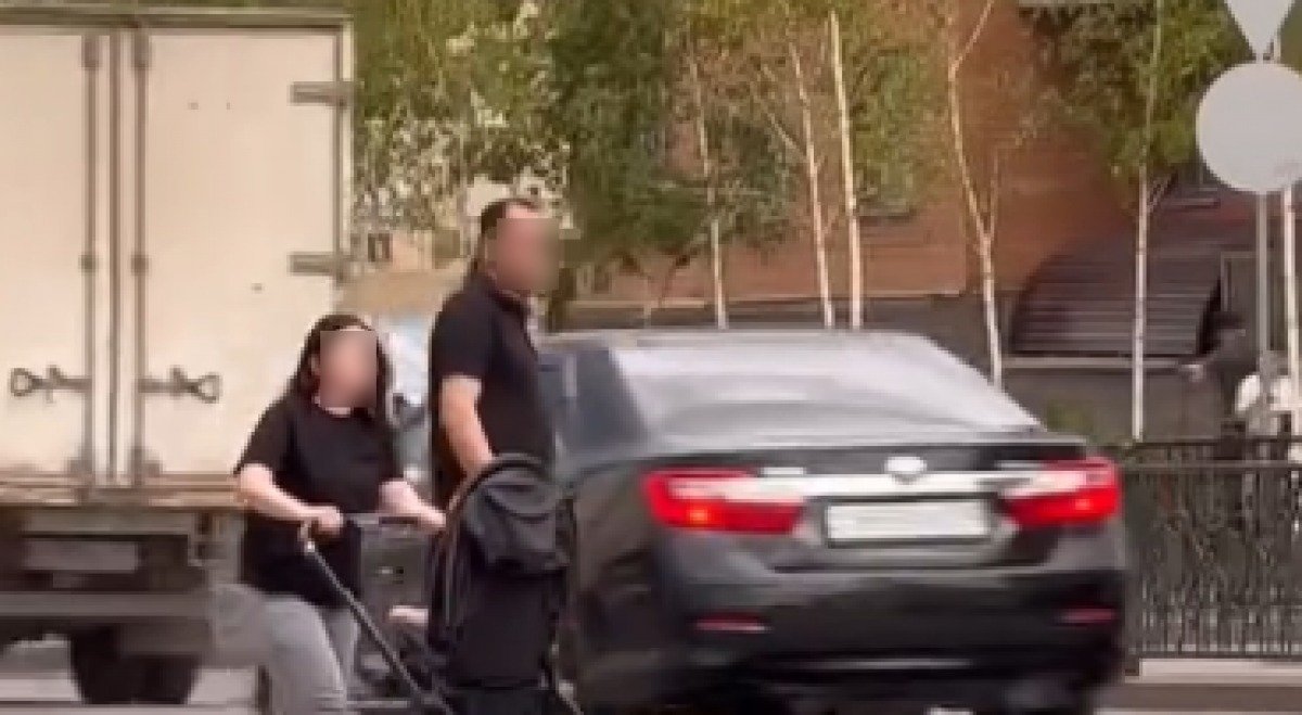 Молодая пара с коляской на дороге в Астане вызвала гнев в сети