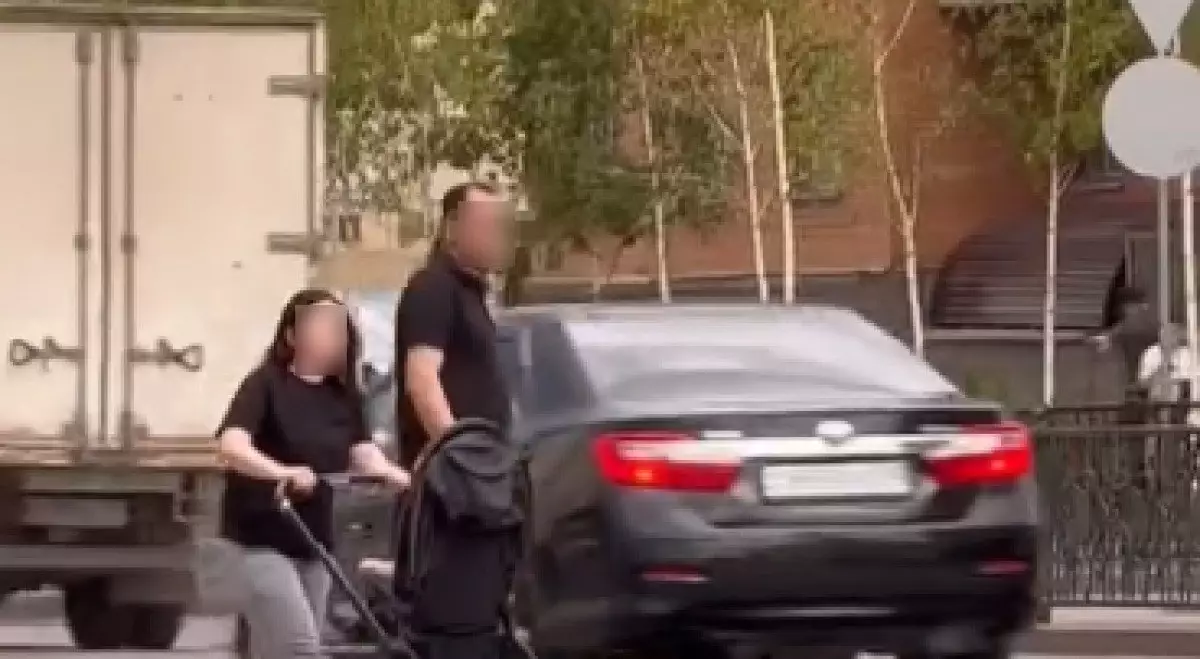 Молодая пара с коляской на дороге в Астане вызвала гнев в сети