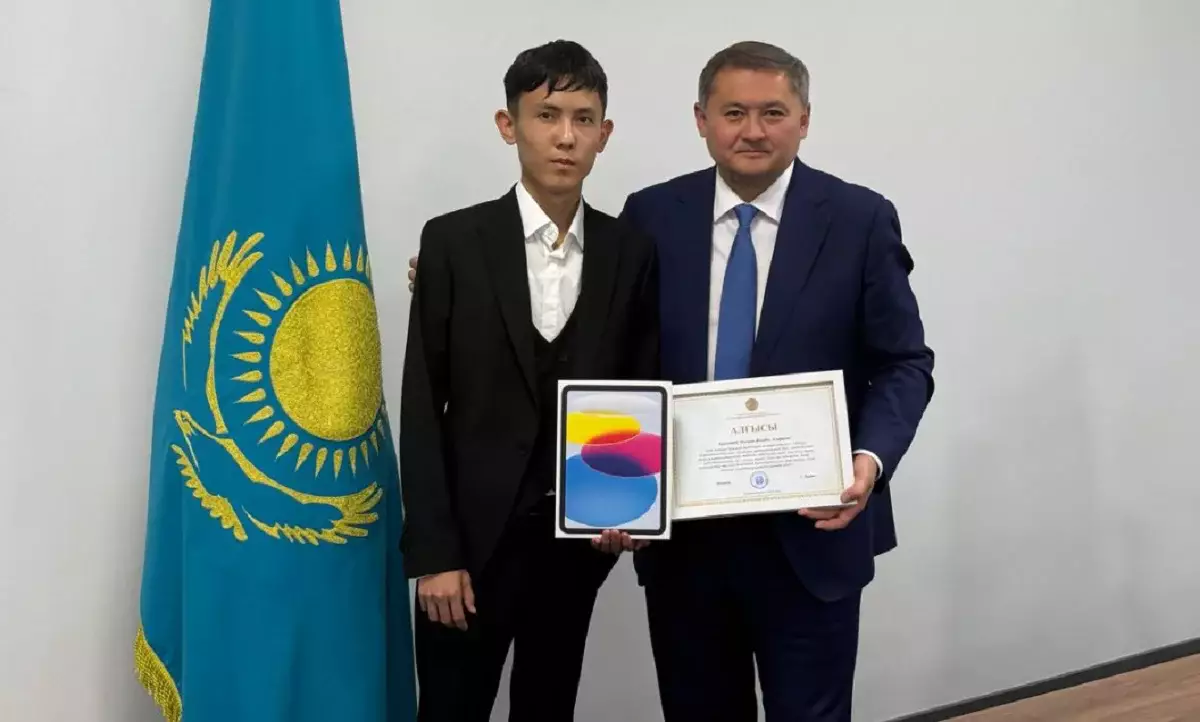 Министр ҰБТ-да 140 балл жинаған талапкерді құттықтады