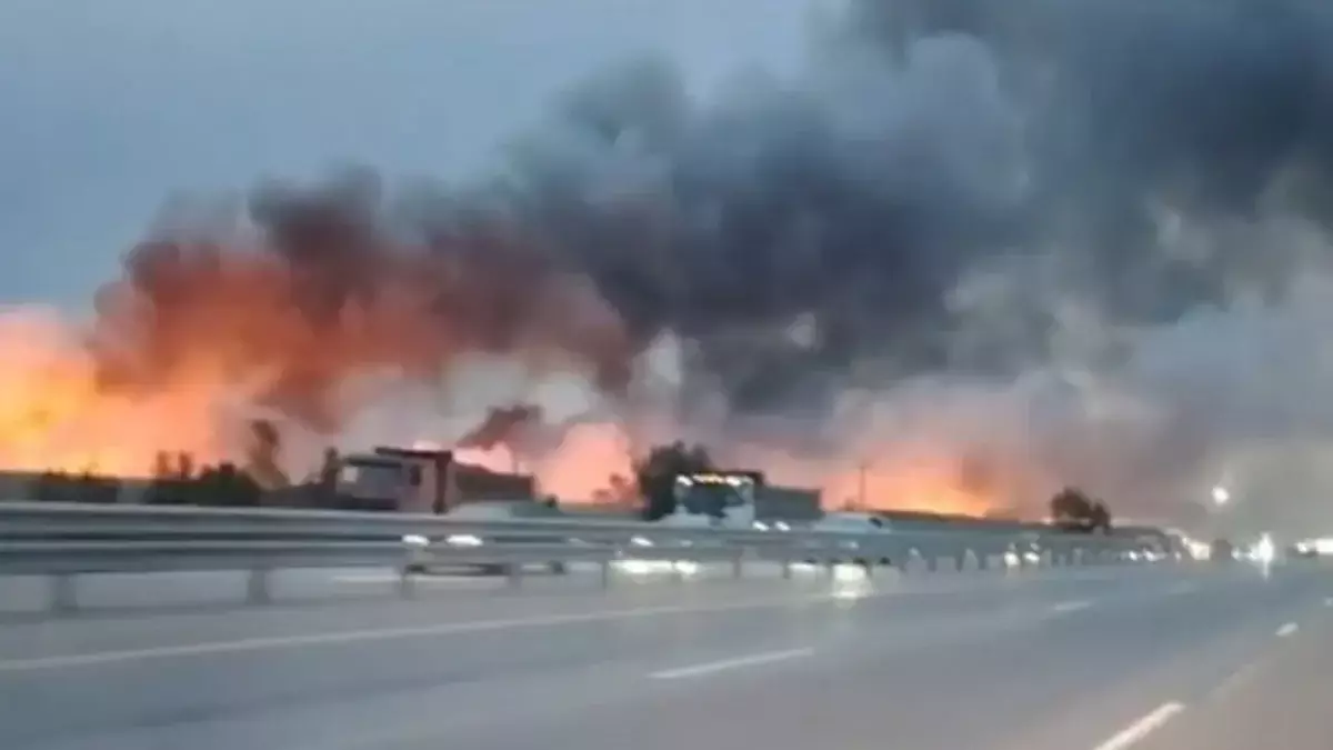 В Алматинской области перекрыли участок автодороги из-за пожара