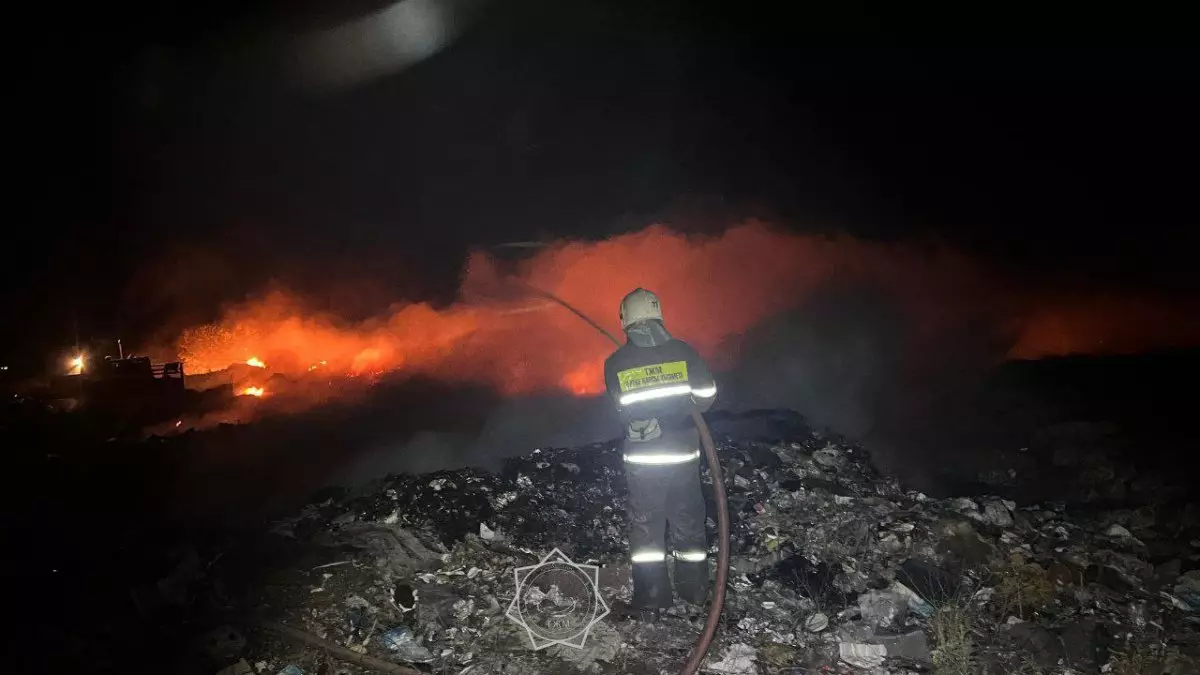 Сразу два мусорных полигона горят в Алматинской области