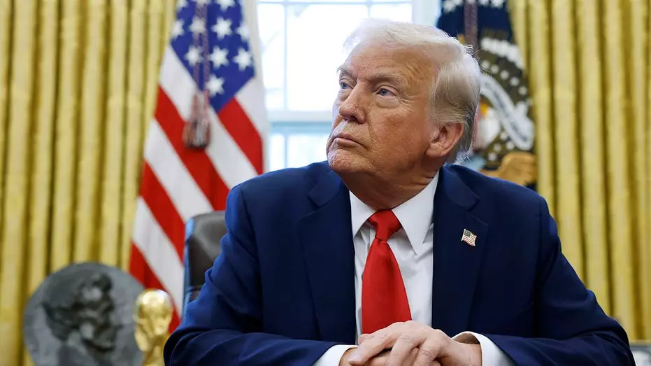 Трамп утверждает, что федеральные праздники стоят "миллиарды", в то время как американцы отмечают День освобождения рабов (Джунтинт).