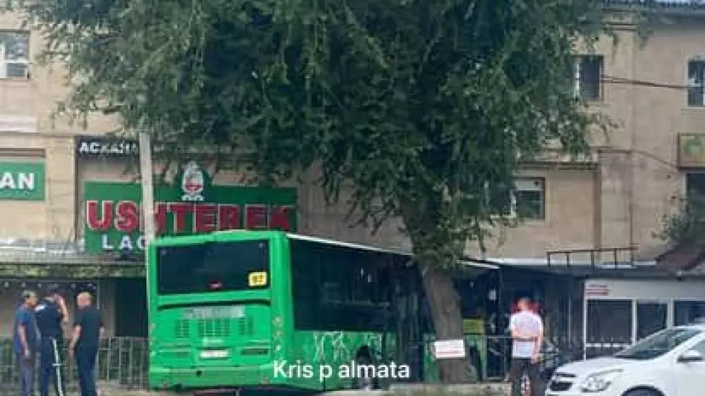 В Алматы автобус протаранил легковушку и врезался в дом