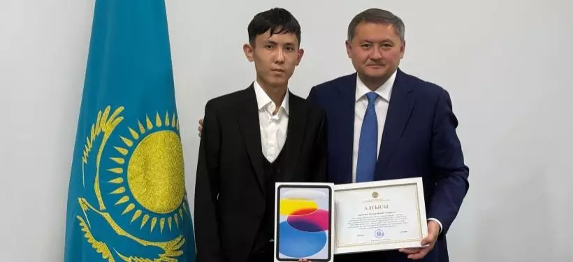 Глава Миннауки поздравил выпускника, набравшего 140 баллов на ЕНТ